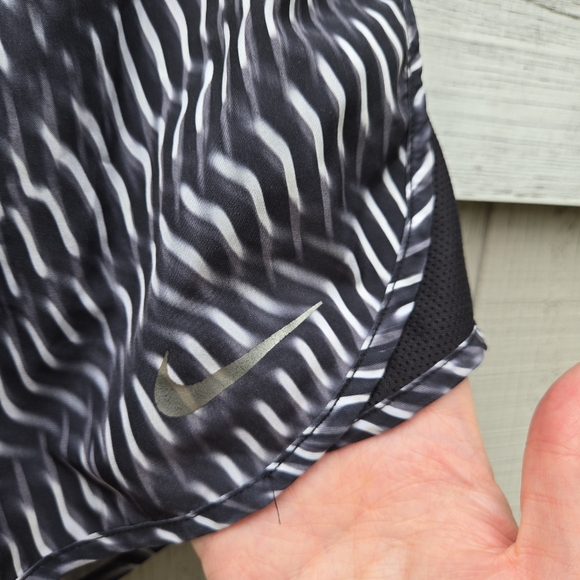 Nike Dri-Fit Athletic Trippy Wavy Tempo Running Short Medium - Picture 2 of 8